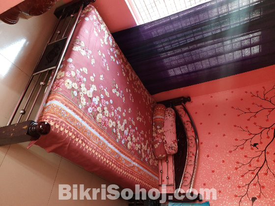 ডেসিনটেবল ও খাট
